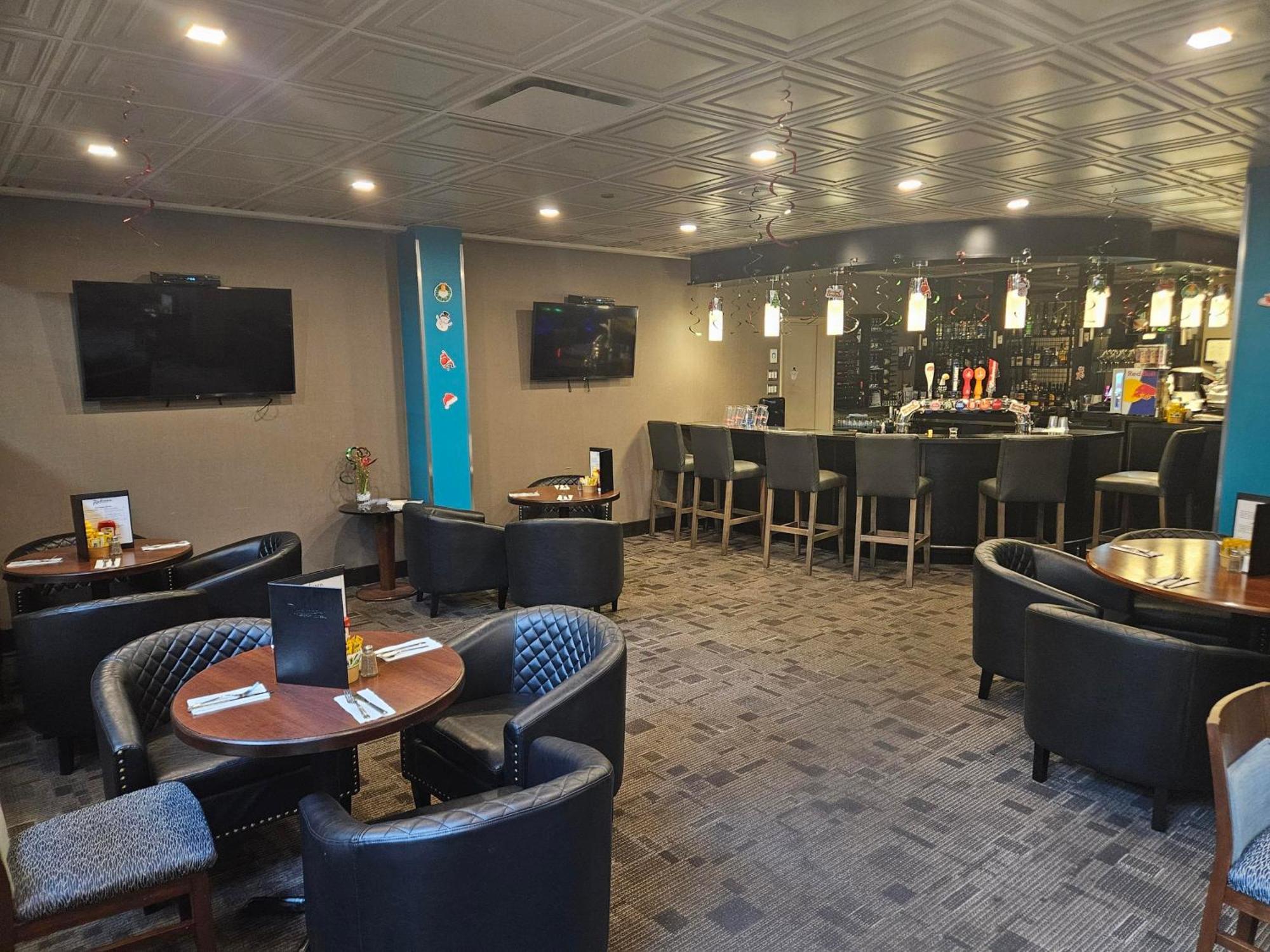 Hotel Montreal Airport Exterior foto