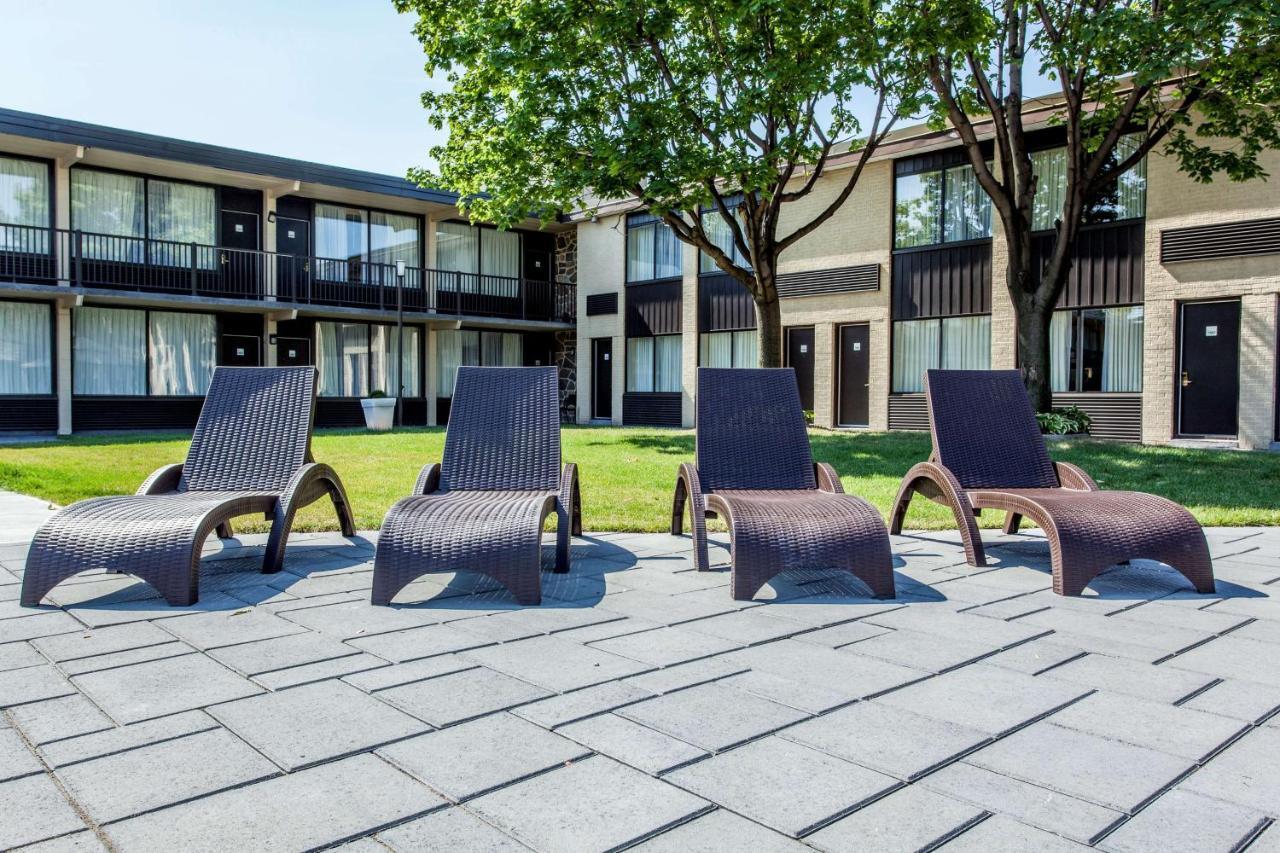 Hotel Montreal Airport Exterior foto