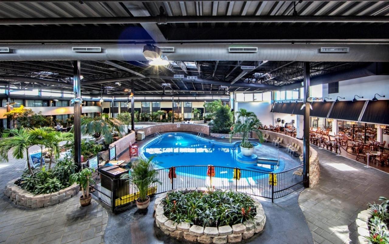 Hotel Montreal Airport Exterior foto