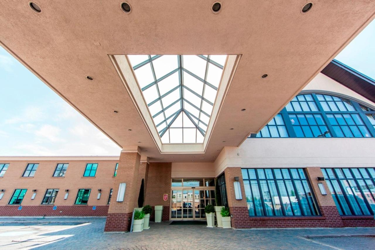 Hotel Montreal Airport Exterior foto